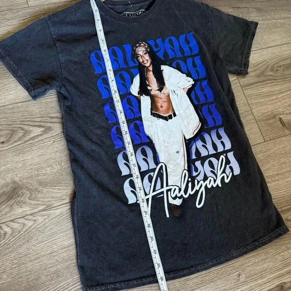 Graphic T-Shirt with Aaliyah Design - Picture 4 of 5